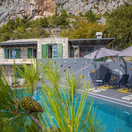 2m * Макарска